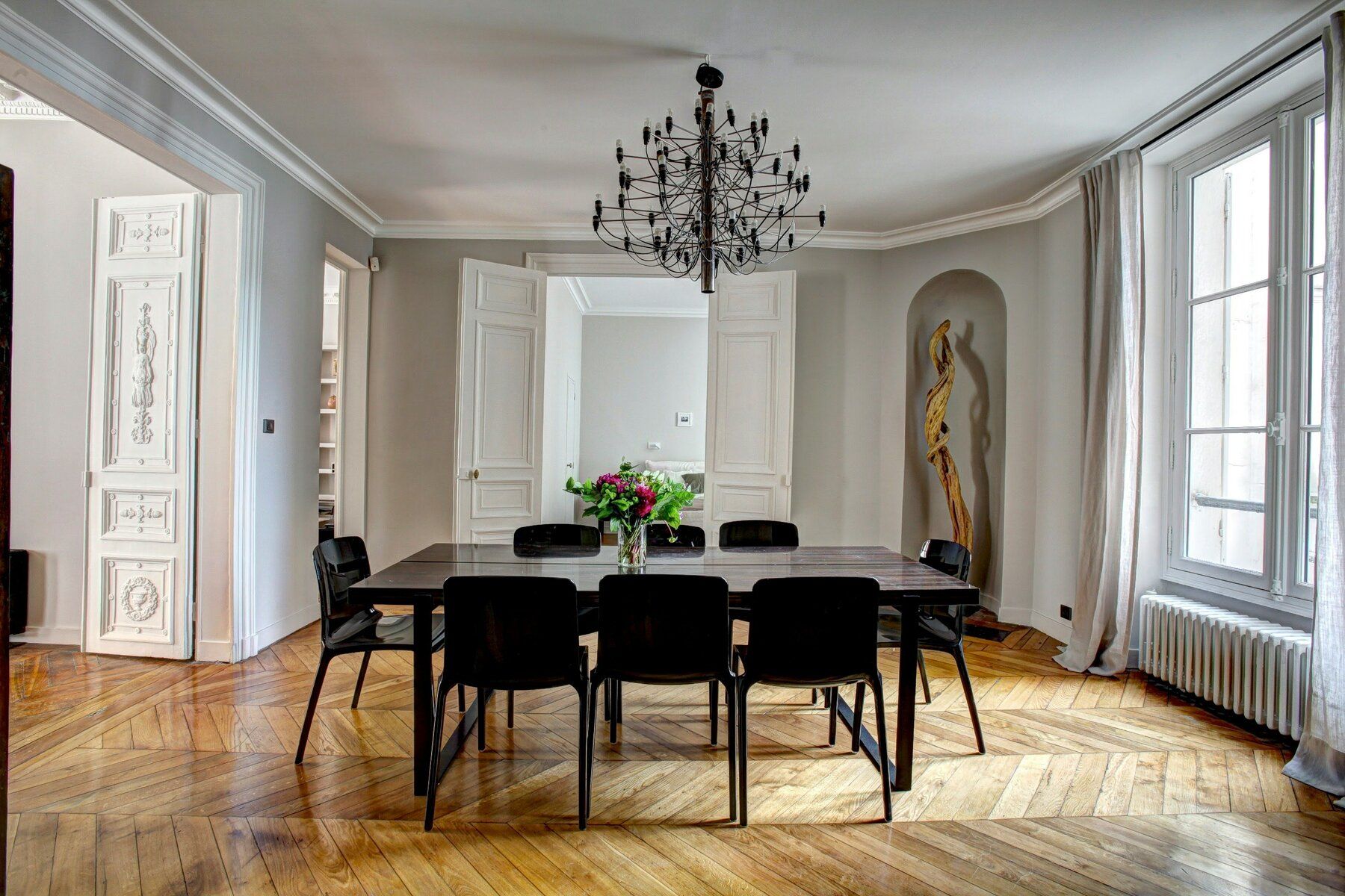 Sala da pranzo moderna in appartamento servito